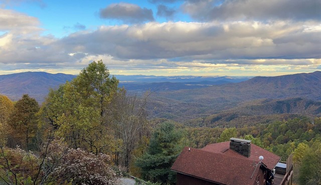The Perch Cabin with Hot tub. Uncomparible Panoramic view!
