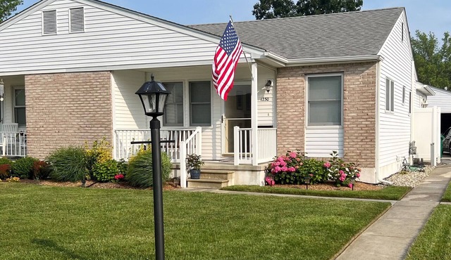 The perfect Cape May beach house! Screened-in porch + private backyard oasis