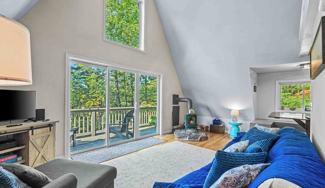 The perfect comfortable home base for all things outdoors! Great Sacandaga Lake access, close to snowmobile trails and countless hiking and biking trails. 1 minute drive to the village of Northville for fantastic dining and small town charm.