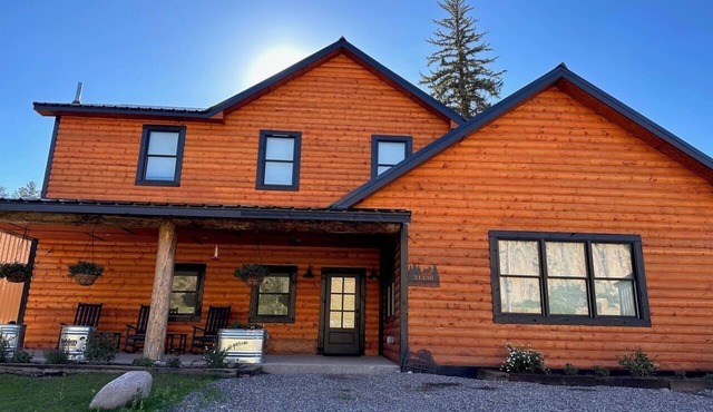 The perfect cozy riverside getaway close to Wolf Creek Ski Area & pet friendly