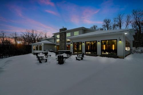 The Perfect Escape- Indoor Pool Spa, VR & Theater home