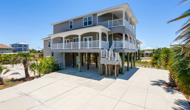 The perfect family vacation home! Get your Latitude Adjustment at the beach!