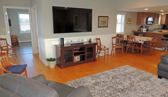 The Perfect Getaway! Newly Remodeled 4 Bedroom 2 Bathroom Home