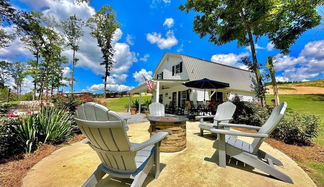 The Perfect Getaway at "The Rose Cottage". Hot tub, fire pit, kayaks & lake!