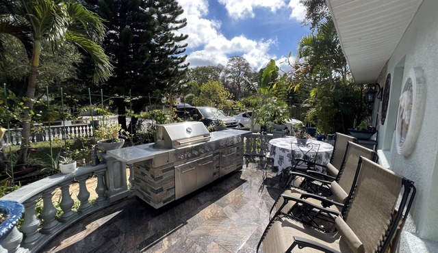 The Perfect getaway Home! Luxurious outdoor grill! In the Heart of Ozona!