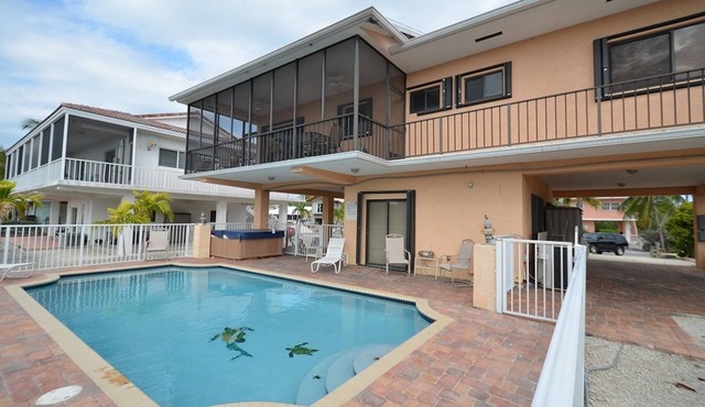The Perfect Getaway with Swimming Pool, Jacuzzi and Boatslip