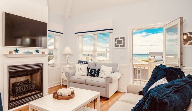 The Perfect Island Getaway - Ocean Views + Steps to the Sand! Atlantic Beach, NC