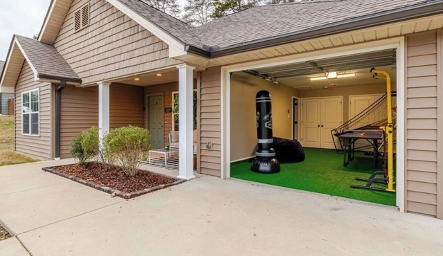The Perfect Knox 3BR Family Getaway - With Fitness & Arcade Room