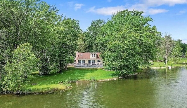 The perfect lakeside retreat for your group!