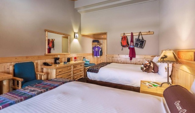 The Perfect Nature Retreat! Dining Options, Bar, and Parking Included!