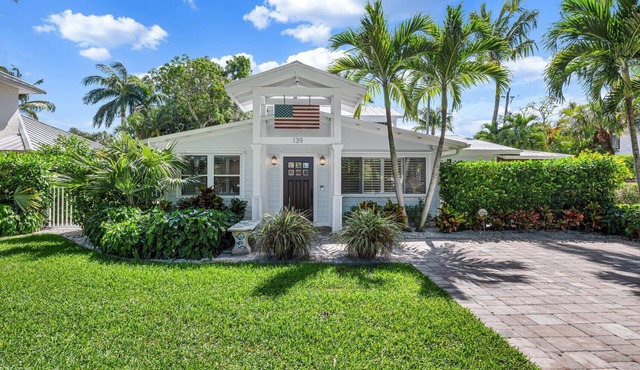 The Perfect Olde Naples Beach Lifestyle Experience - Walk to Beach & 5th Ave S