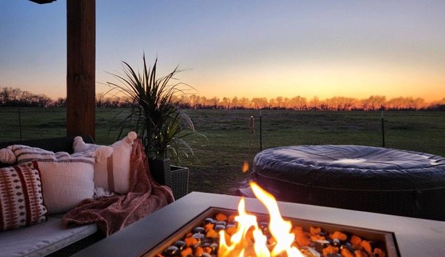 The Perfect Retreat: Modern Tiny Home - Hot Tub - Stunning Sunset Views