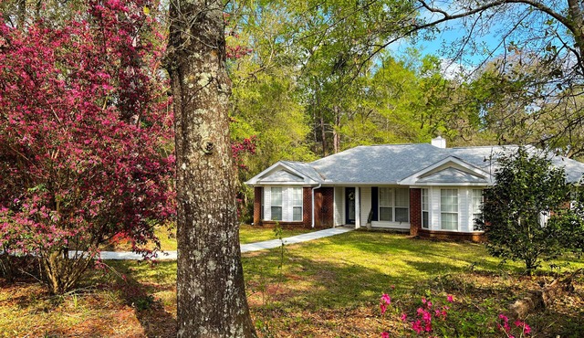 The perfect retreat! Tucked away on a private lane, 15min to downtown Fairhope.