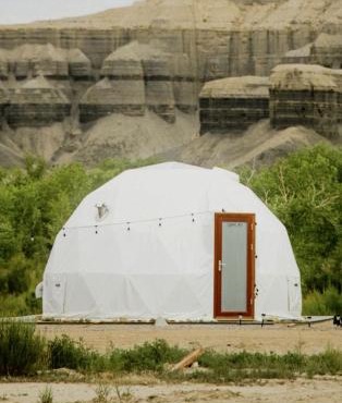 The Perfect Romantic Retreat Spot: Gorgeous Dome near Capitol Reef National Park, Utah