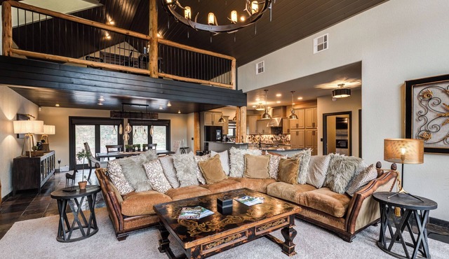 The perfect stay- 6 Bedroom, 4 Bath with a HOT TUB