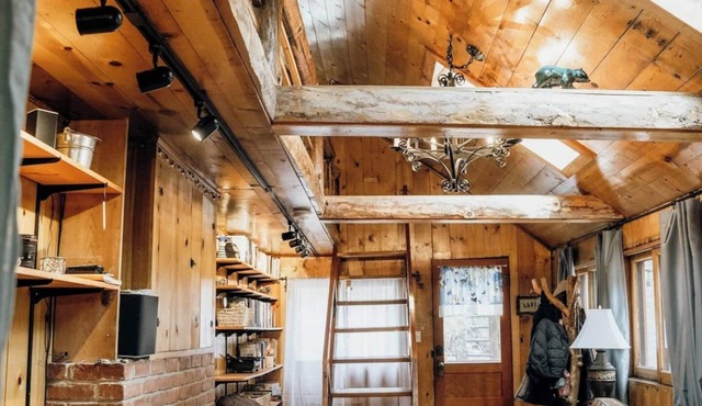 The perfect basecamp for Idyllwild! Idyllcottage is a soulful 1924 "studied preservation" originally built as a barn. Located in the Historic District, this home offers a rare perk: your driveway is the trailhead to the Strawberry Creek pathway.