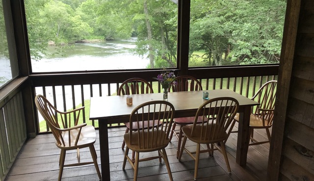 The perfect vacation cabin for families. Directly on the river.