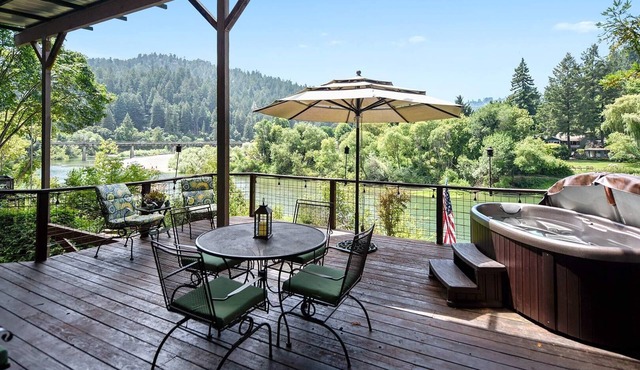 The Perfect View ~ (and the Ideal Location!) Walk to Restaurants. Beach and Mor