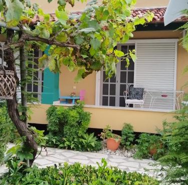 The Pergola Cottage.Feel the local vibes!