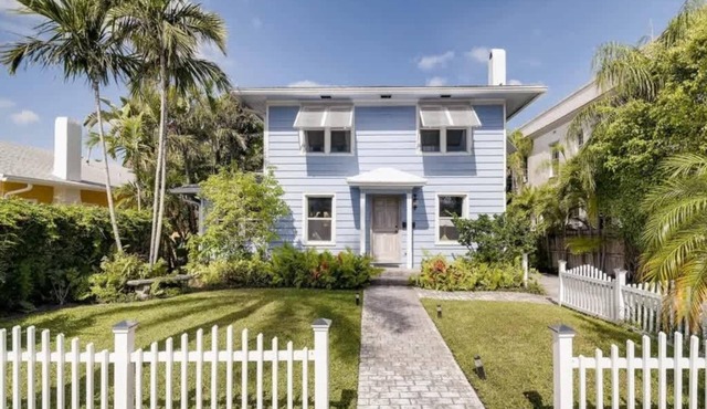The Periwinkle House – Bask Poolside at this Sunlit West Palm Retreat