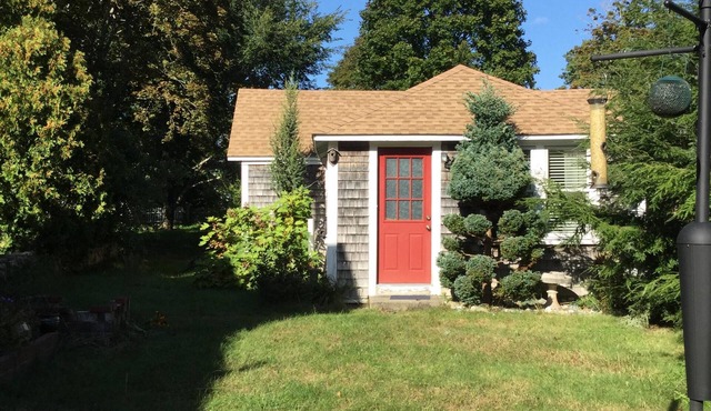 The Perrywinkle Cottage located in the charming village of Monument Beach