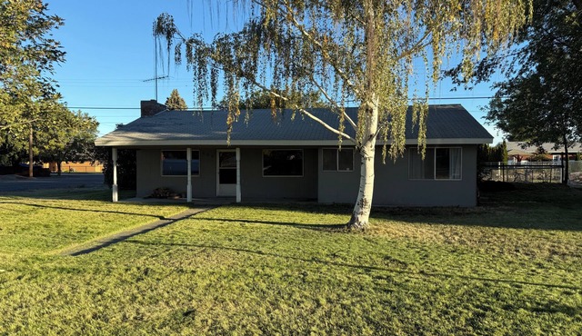 The Peterson House- A charming 3-bed 2 Bath house in downtown Coulee City
