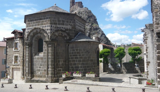 The Petit Séguret at the foot of the Rocher d'Aiguilhe