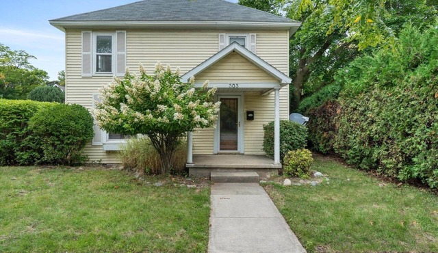 The Petoskey House - 1/2 mile from downtown