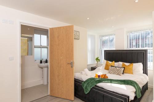 The Phantom Apartment 1 minute walk to JR, Churchill Manor Nuffield Hospitals Oxford B Uni, Sleeps 5 Guests comfortably very modern 2 rooms 3 bathrooms Private Garden