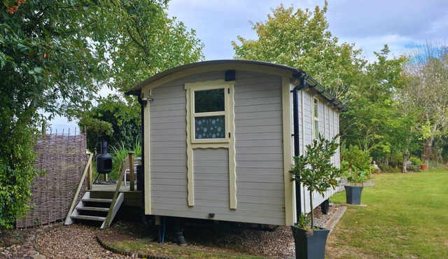 The Pheasant, sleeps two in Great Ellingham, Norfolk with hot tub (extra charge)