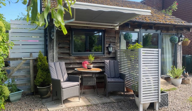 THE PHEASANT'S NEST, pet friendly, with a garden in Upton Upon Severn