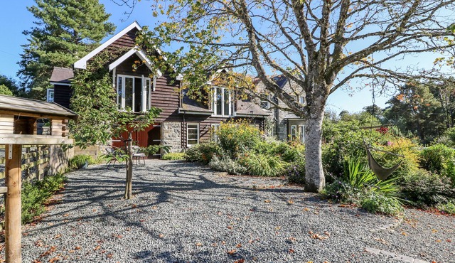 THE PHEASANTRY, pet friendly, luxury holiday cottage in Builth Wells