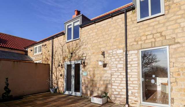 THE PHEASANTRY, pet friendly, with hot tub in Seamer, North Yorkshire