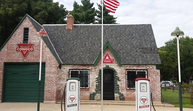 The Philing Station: Restored 1920's Gas Station. A retro vacation rental!