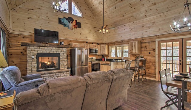 'The Phoenix' Cabin w/Hot Tub in Gatlinburg!