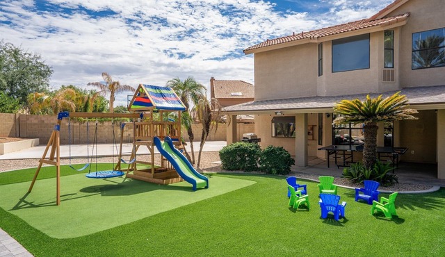 The Pickle & Palm: Pool, Spa, Pickleball, Playset