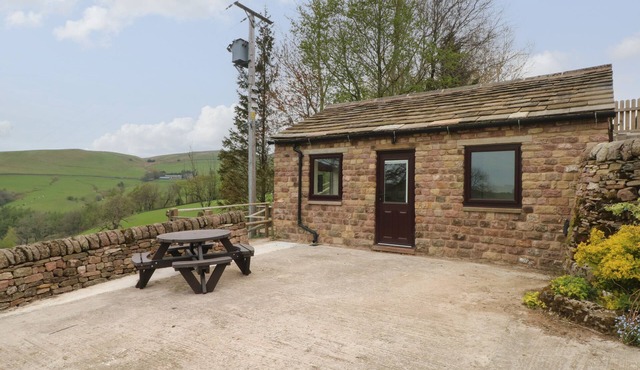 THE PIGGERY, romantic, with a garden in Sutton Near Macclesfield