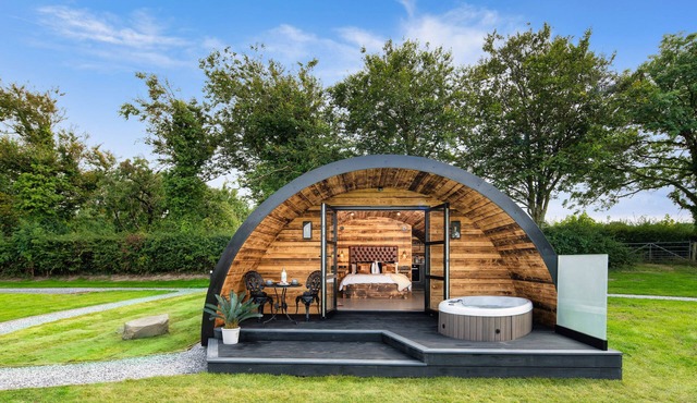 THE PIGLET POD, romantic, luxury holiday cottage in Llanarth