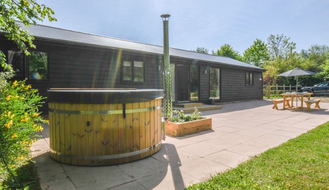 THE PIGLETS, pet friendly, with hot tub in Woodbridge