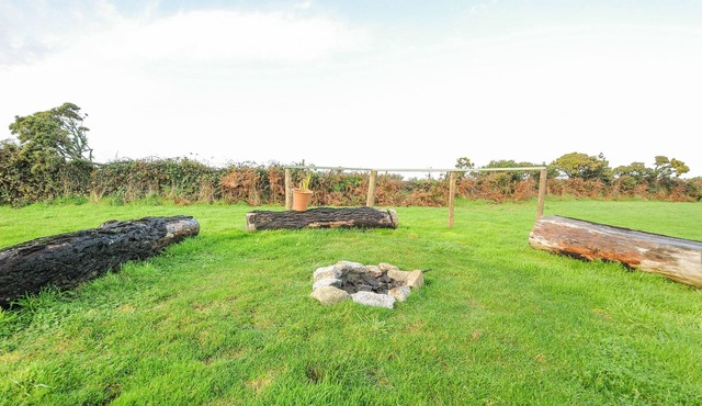 THE PIGSTY, character holiday cottage, with a garden in Penryn