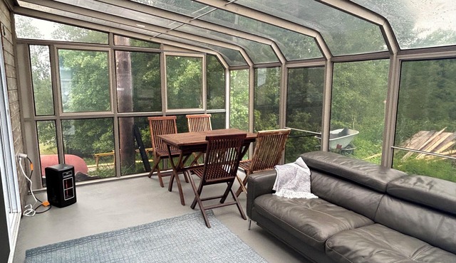 The Pilot's Cabin in the center of Les Bergeronnes, The Pilot's Cabin