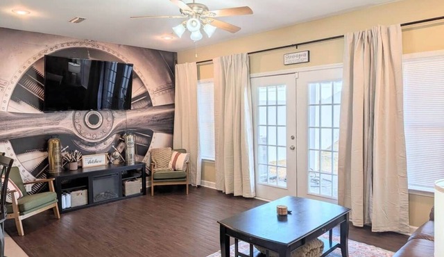 The Pilot's Parlor 2BR/2.5 Bath townhouse 7 min to base