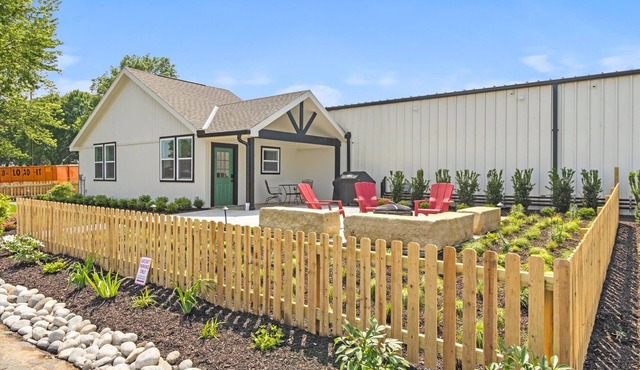 The Pilot’s Pad - Private Studio Apartment on 75 acres + airway strip + fishing pond