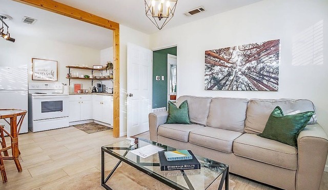 The Pine Cottage - Walking Distance to Campus