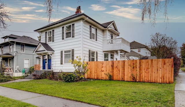 The Pine House: Unit B (near 6th Ave, UPS, UW, and Point Ruston)