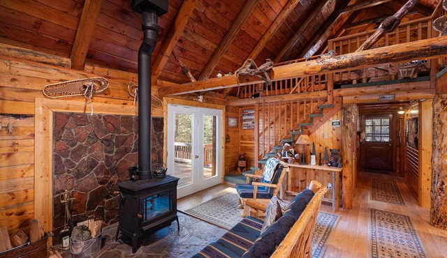 The Pine Nut Sanctuary - Serene Mountain Stay