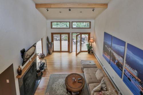 The Pine River Pond Premier Lakehouse 4BR High-End Retreat