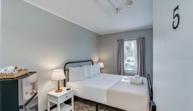 The Pine Street Inn - Room 5