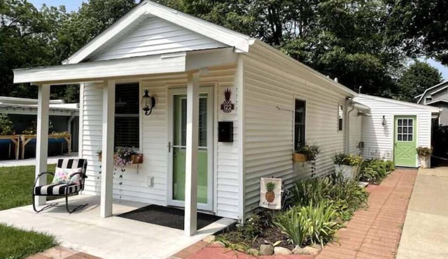 The Pineapple Cottage- Close Lakes and Beaches!