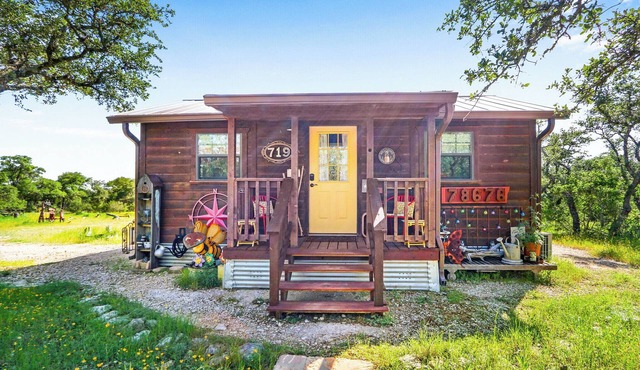The Pineapple Ranchette | Charming Romantic Cabin for 2